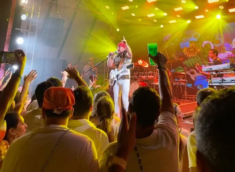 Bell Marques cantou os sucessos da carreira em esquenta para o Carnaval de Salvador