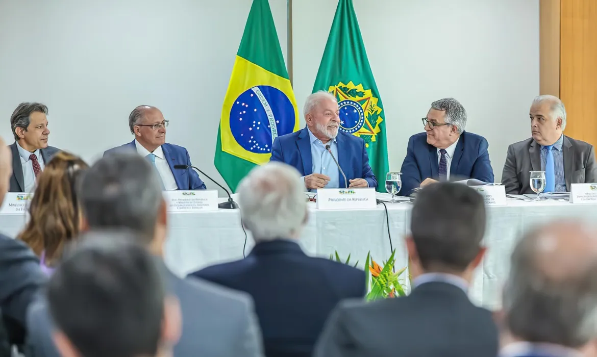 Presidente Lula durante reunião com o Grupo de Trabalho de Crédito e Investimento do CADE