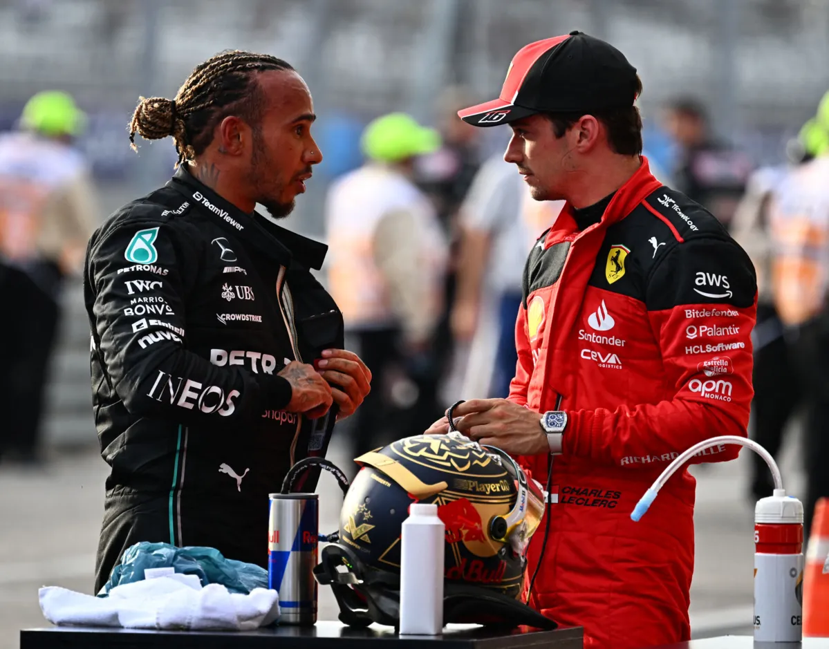 Lewis Hamilton e Charles Leclerc conversando depois do GP