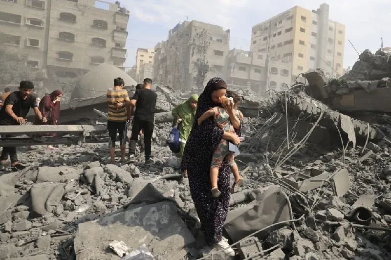 Palestinos saindo de uma área de Gaza bombardeada por Israel