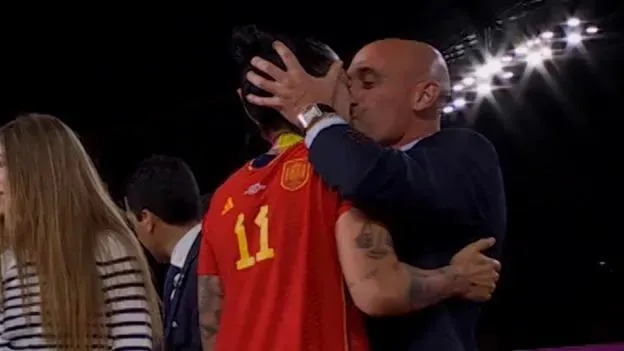 Na comemoração do título da Copa do Mundo pela Espanha, Luis Rubiales dá beijo forçado em Jenni Hermoso