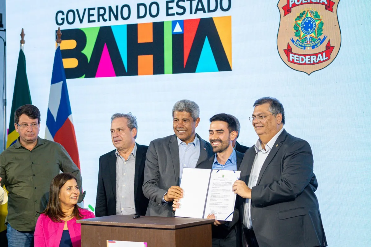 Prefeito Junior Marabá (PP), presente ao evento acompanhado do secretário de Governo, Danilo Henrique, comemorou a chegada do recurso