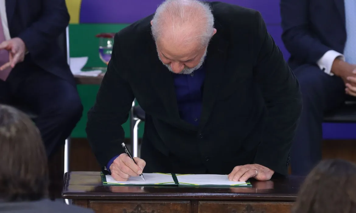 O presidente Lula durante evento no qual assinou a MP dos Super Ricos
