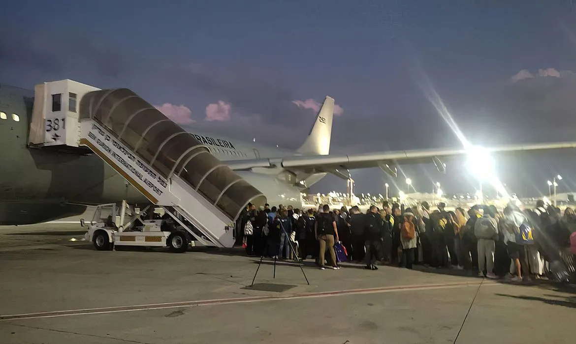 Aeronave pousou no Rio de Janeiro com 214 pessoas