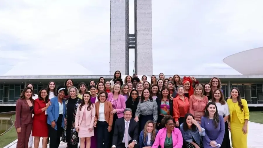 O presidente da Câmara, Arthur Lira, posa com integrantes da bancada feminina da Casa