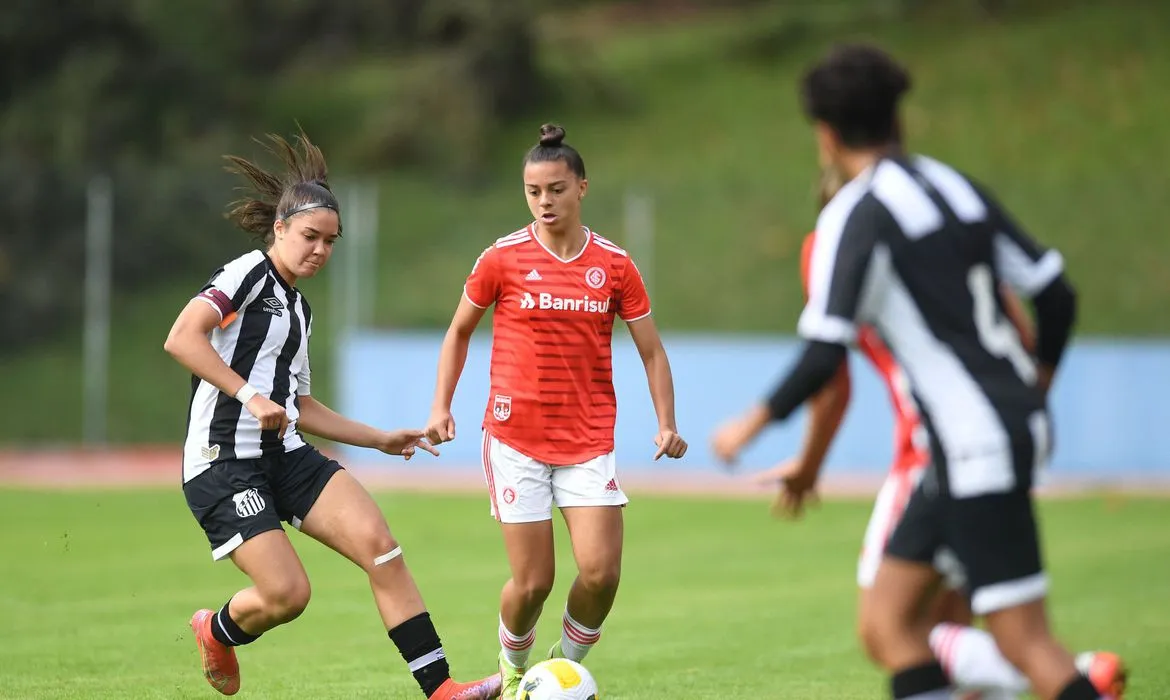 Futebol feminino sofre concentração em duas regiões do Brasil
