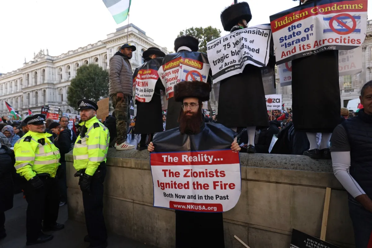 A marcha começou na Regent Street, em frente à sede da BBC, com inúmeras bandeiras palestinas