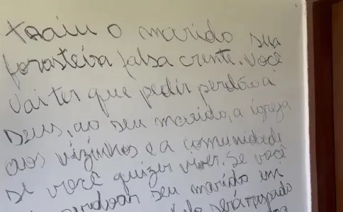 Na casa em que ela morava, ameaças e xingamentos foram escritos na parede