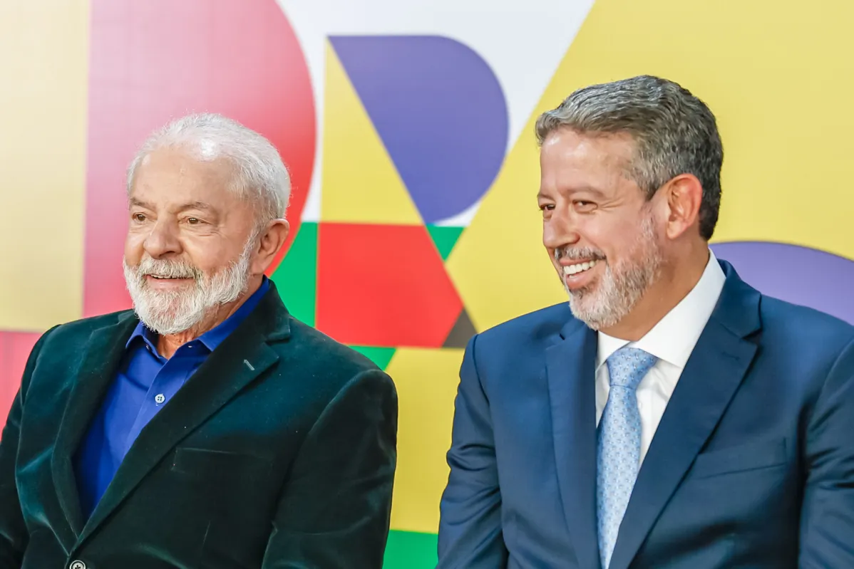 Imagem ilustrativa da imagem Negociando com o centrão, Lula anuncia criação de novo ministério