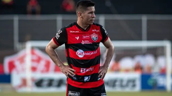 Osvaldo voltou a atuar pelo Vitória após cinco jogos