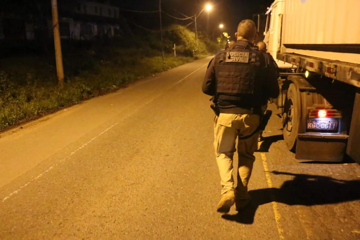Cerca de 100 policiais Participam da operação