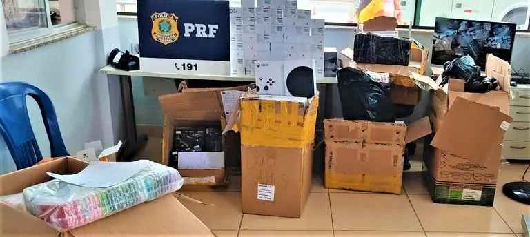s policiais encontraram diversas caixas com diversos de equipamentos , celulares e mercadorias diversas