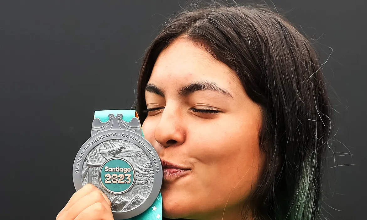 Raicca Ventura beija medalha