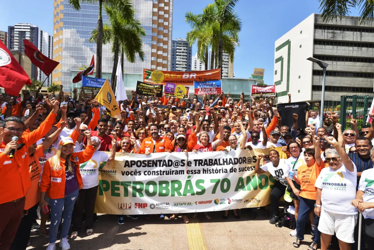 Trabalhadores comemoram os 70 anos da Petrobras em ato realizado em Salvador