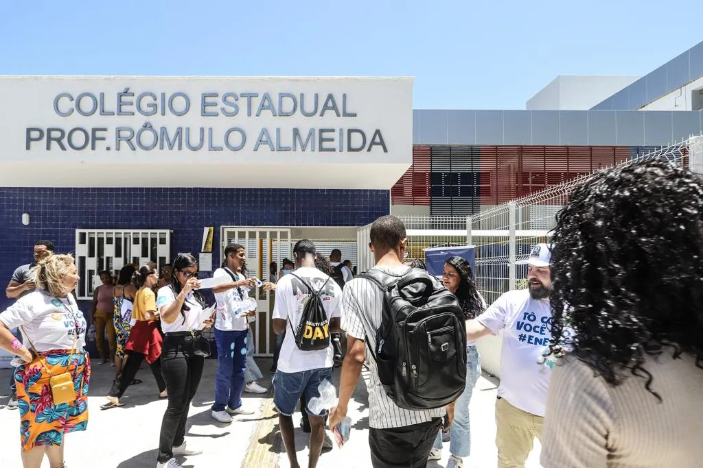 Abertura dos portões para o segundo dia de prova no Colégio Estadual Profesor Rômulo Almeida, no Imbuí, em Salvador
