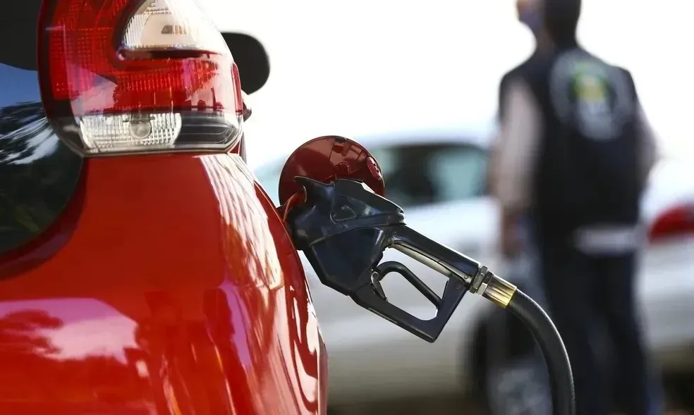 O preço máximo do combustível encontrado nos postos foi de R$ 7,70