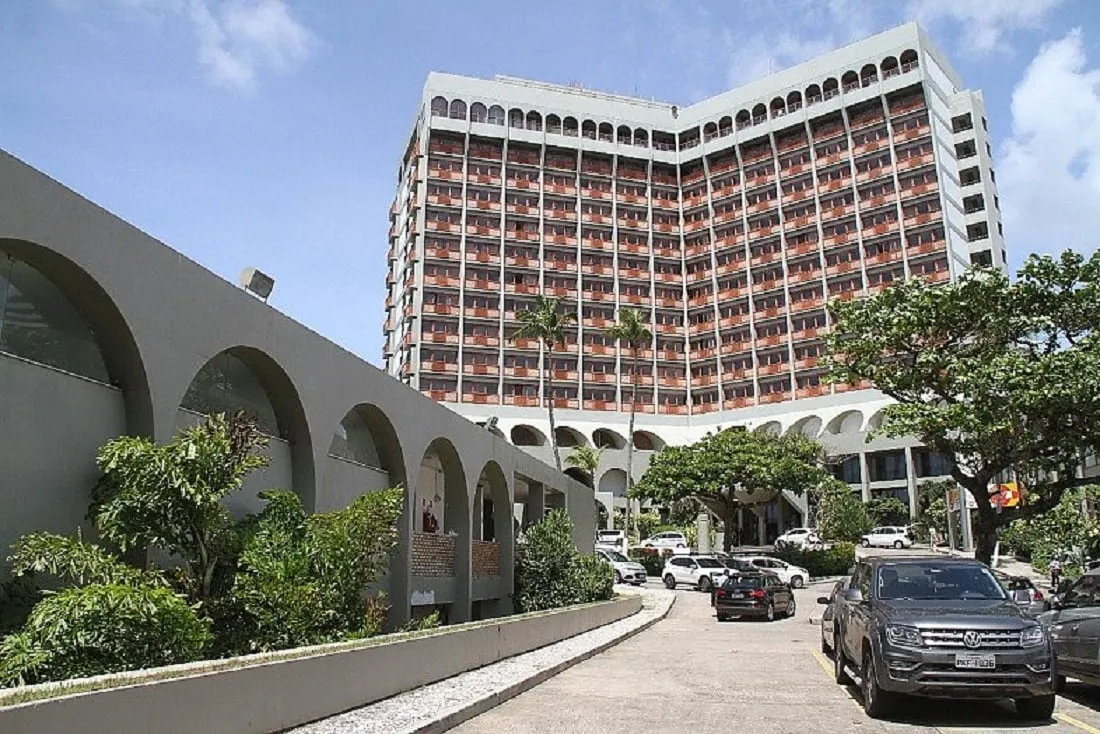 Localizado no bairro de Ondina, o hotel contava com 280 leitos e 12 andares