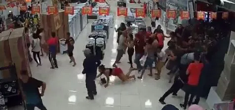 Na abertura da loja, os clientes entraram correndo e houve tumulto
