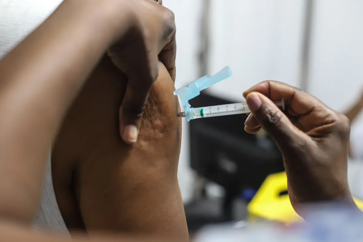 A vacinação é a principal medida de proteção contra o coronavírus, como assegura o Ministério da Saúde (MS)
