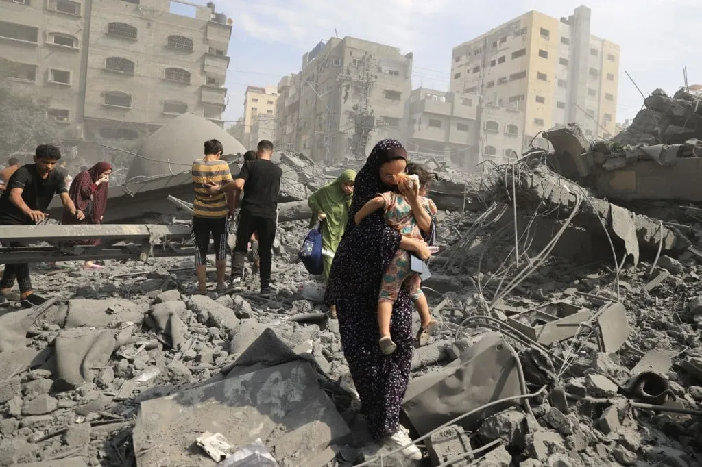 Um grupo de 34 brasileiros e familiares tenta deixar a Faixa de Gaza