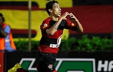 Rildo comemora gol pelo Vitória no Barradão
