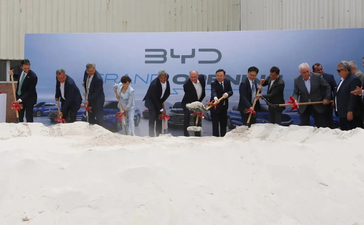 Autoridades encenam simbolicamente o início da construção da fábrica da BYD