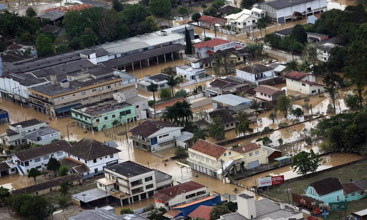 Defesa Civil de Santa Catarina manteve o alerta de atenção meteorológica para temporais nestas segunda