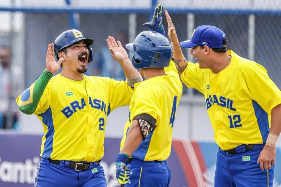 Seleção Brasileira de Beisebol comemorando vitória