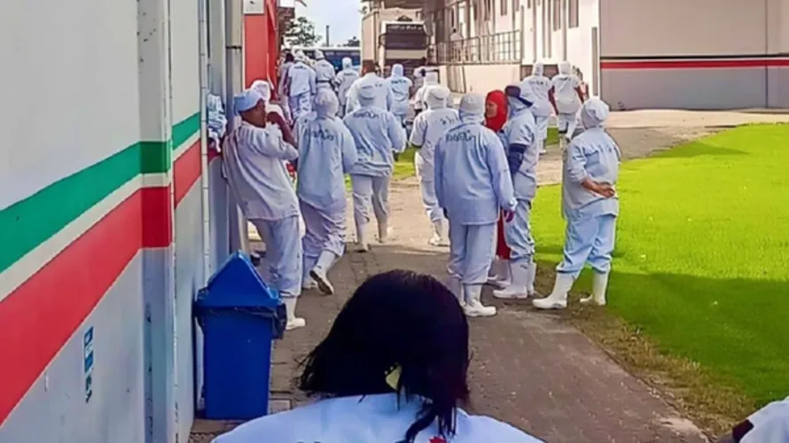 Vítimas inalaram gás de amônia e foram levadas ao Hospital Regional de Eunápolis