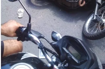 Uma testemunha relata em um áudio que os homens tentavam roubar uma moto