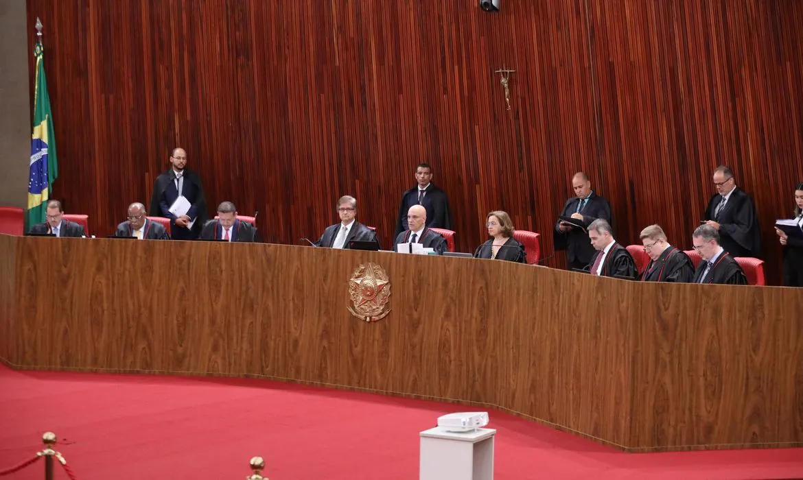 Ministros da Corte eleitoral reunidos para o início do julgamento