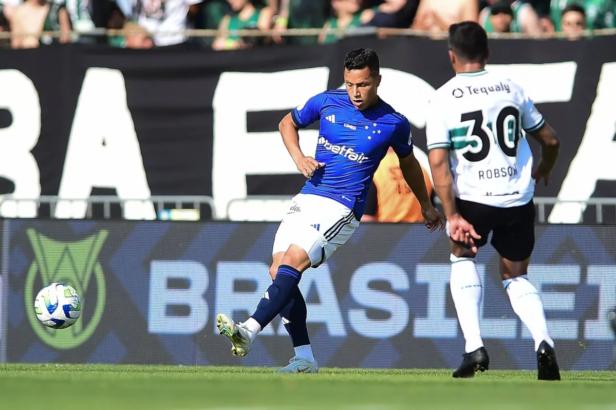 Torcedores de Coritiba e Cruzeiro invadem campo durante jogo e