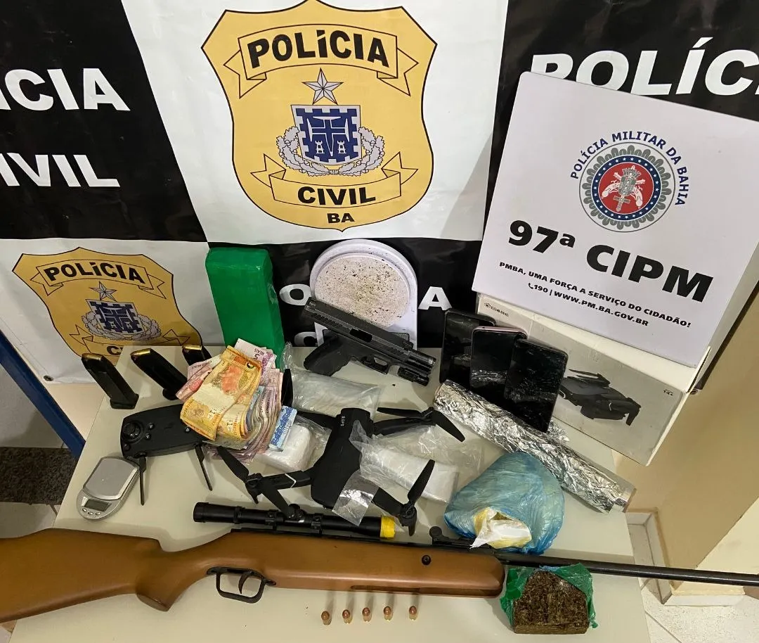 Armas, munições, drogas e dinheiro foram apreendidos com os suspeitos