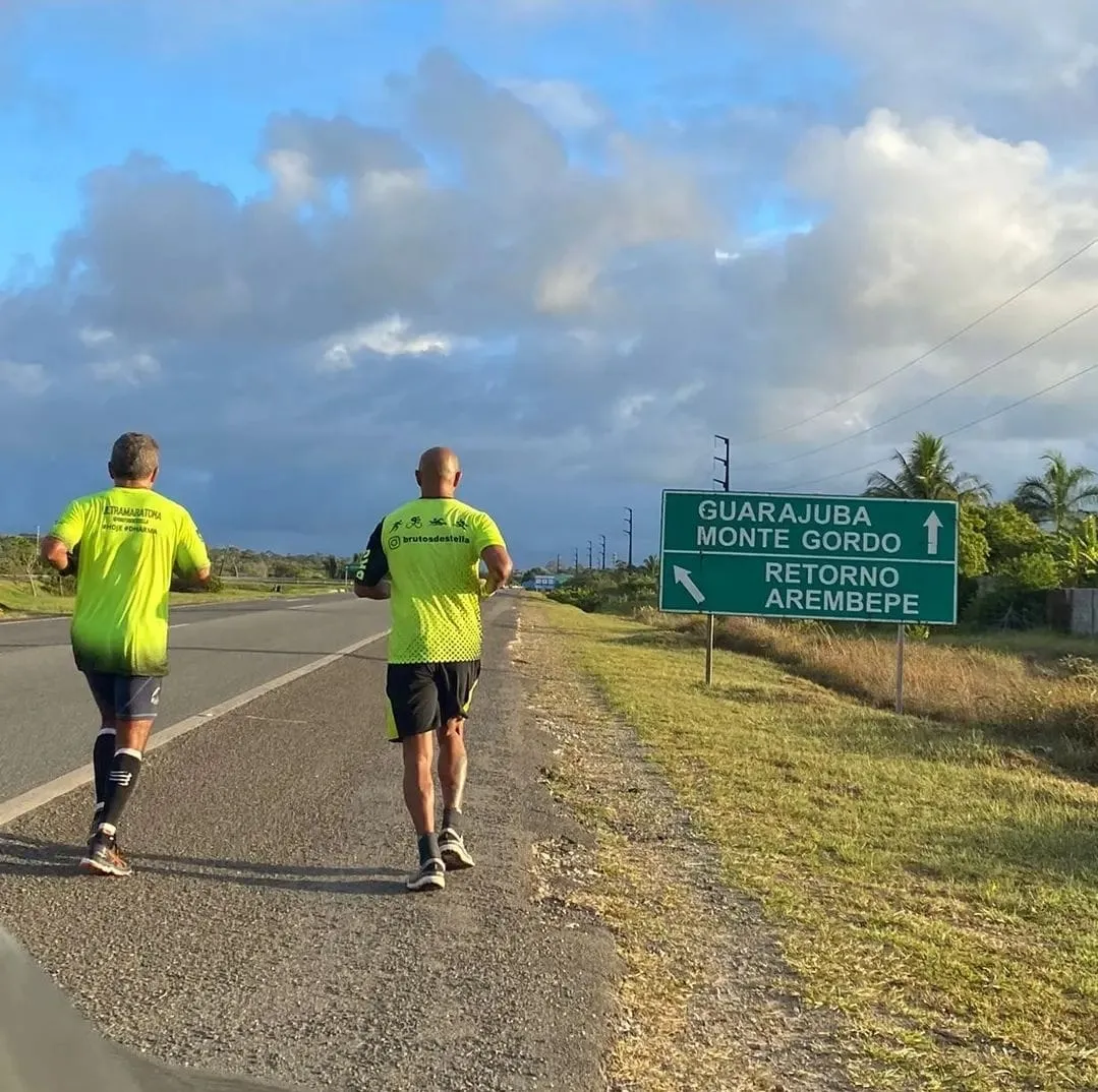 Atletas ultramaratonistas enfrentam a Estrada do Coco, que é considerado o pior trecho da prova