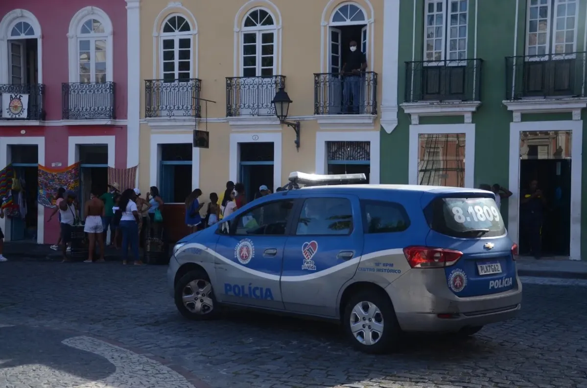 Suspeito tentou roubar a arma de uma policial feminina que estava de plantão