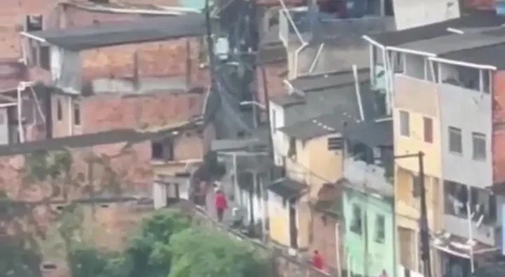 Imagem ilustrativa da imagem Vídeo: moradores do IAPI registram intenso tiroteio entre traficantes