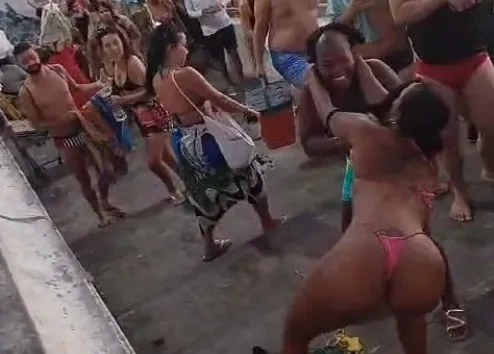 Mulheres iniciam o bate-boca em uma das escadarias que ligam a praia à calçada