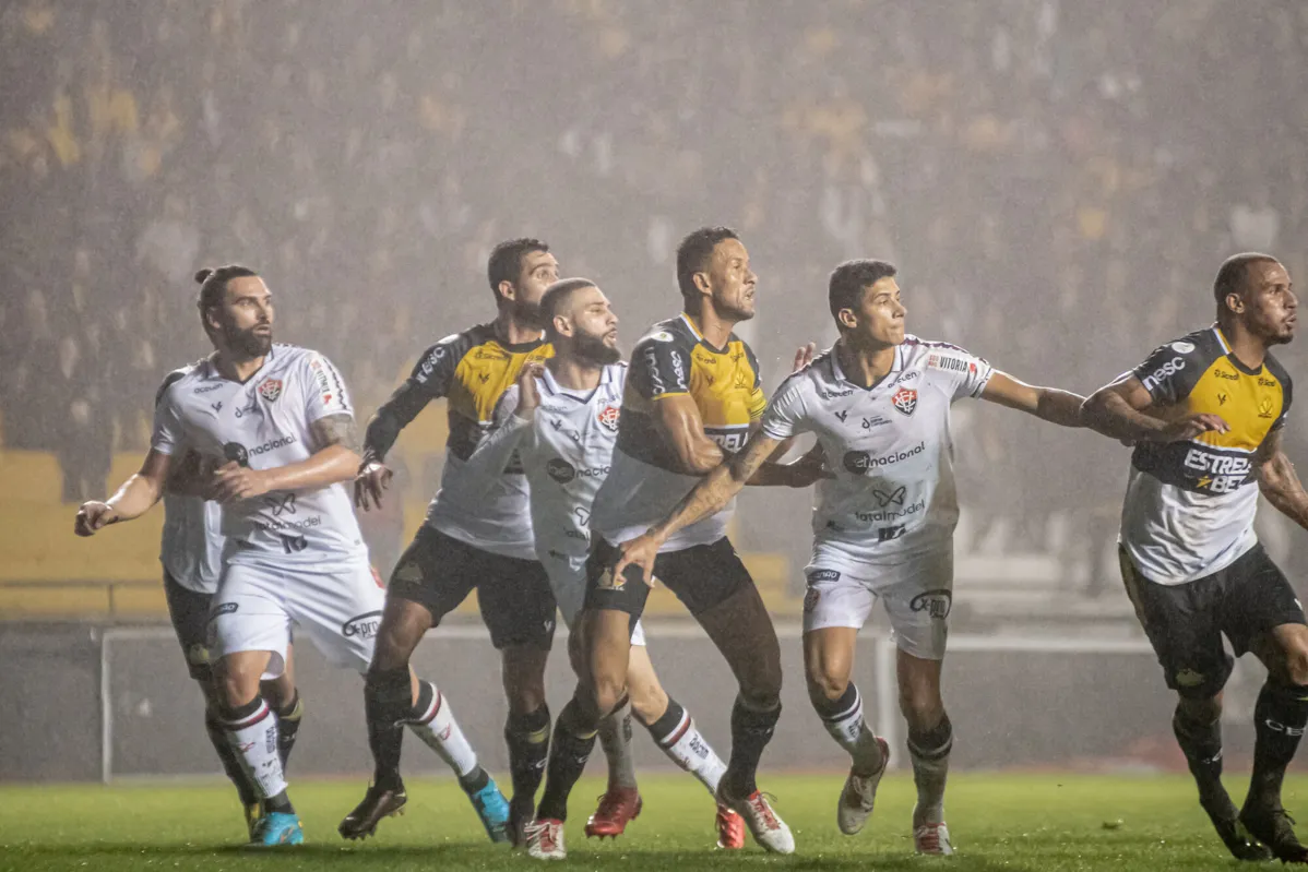 Esporte E Recreação Um Momento De Vitória E Derrota De Dois Jogadores Após  O Jogo De Futebol Foto de Stock - Imagem de ajuste, funcionar: 226319842