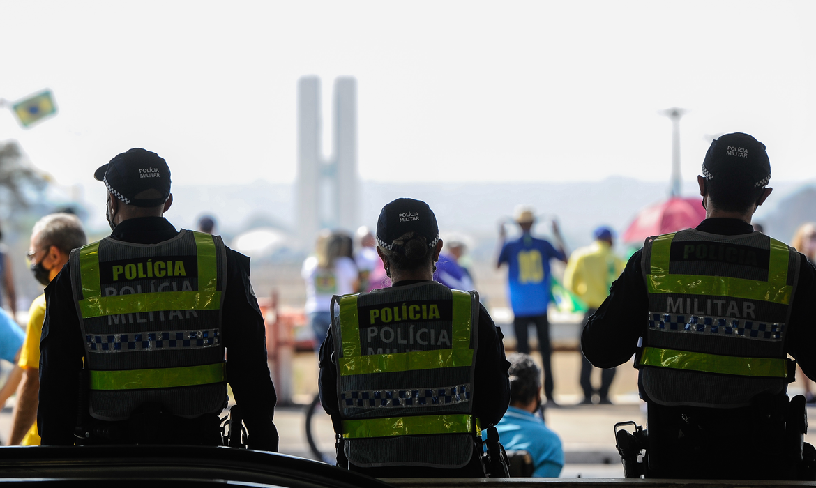 O concurso está suspenso desde 1º de outubro, quando Zanin deferiu liminar protocolada pelo PT