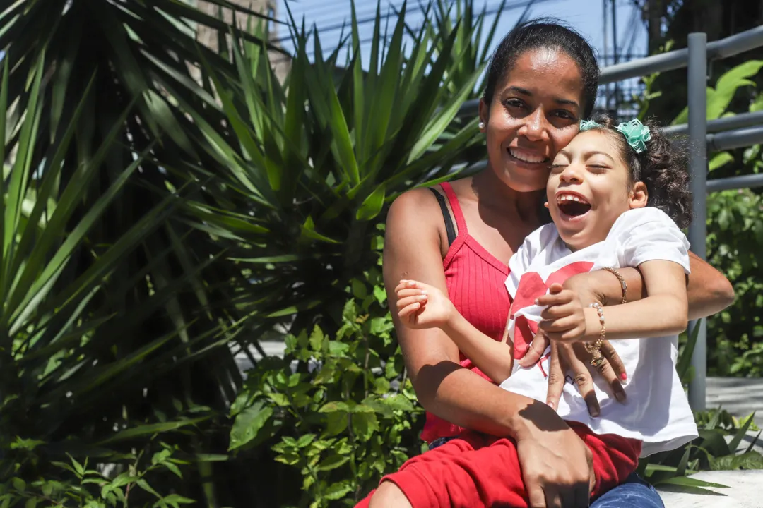 Na foto, Joenice Tavares, 29, ao lado de sua filha, Kesia Rayssa, 7
