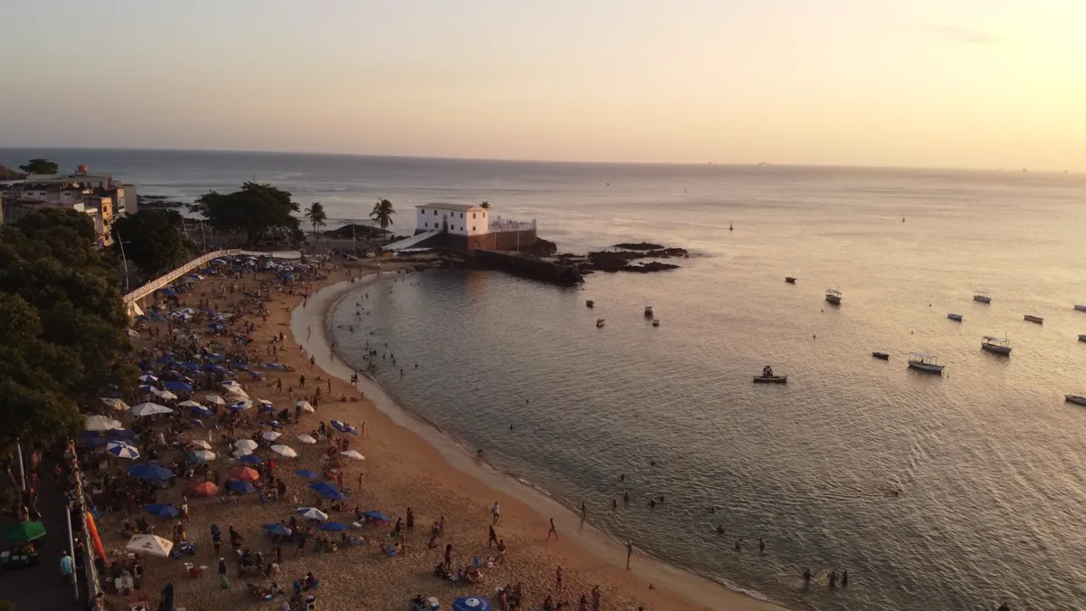 A reportagem apresenta opções de visitação para turistas em períodos de baixa estação