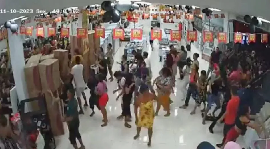O vídeo mostra os clientes caindo na entra da loja