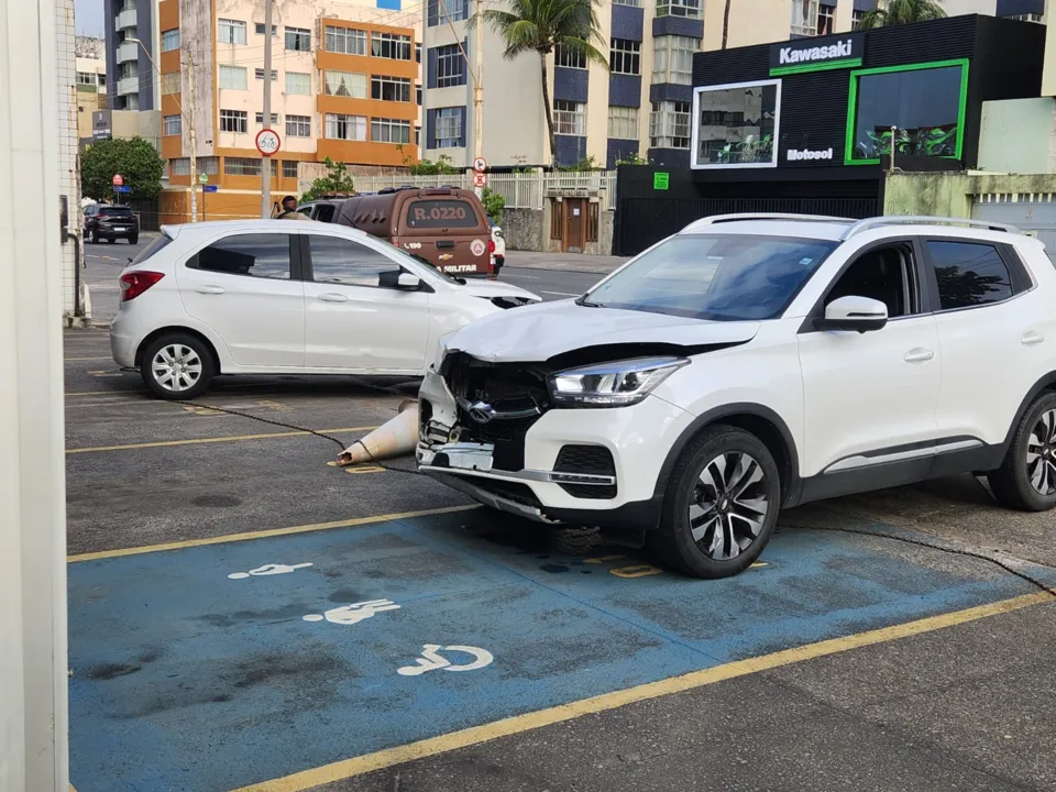 Impacto da batida fez com os dois airbags do Ford Ka fossem acionados