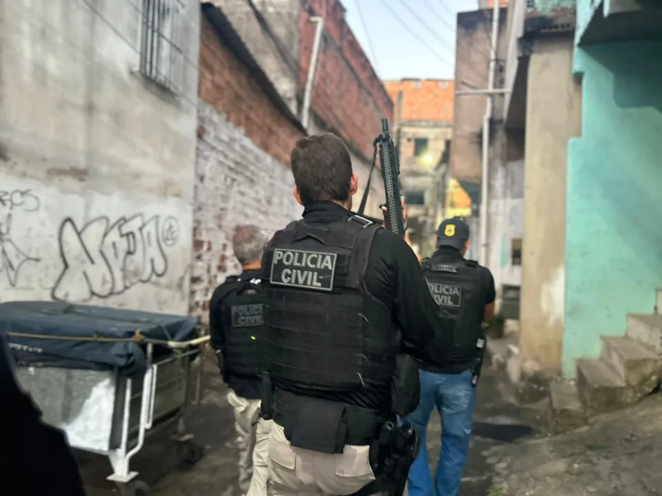 Imagem ilustrativa da imagem Acompanhe 200 policiais cercando 5 bairros de Salvador