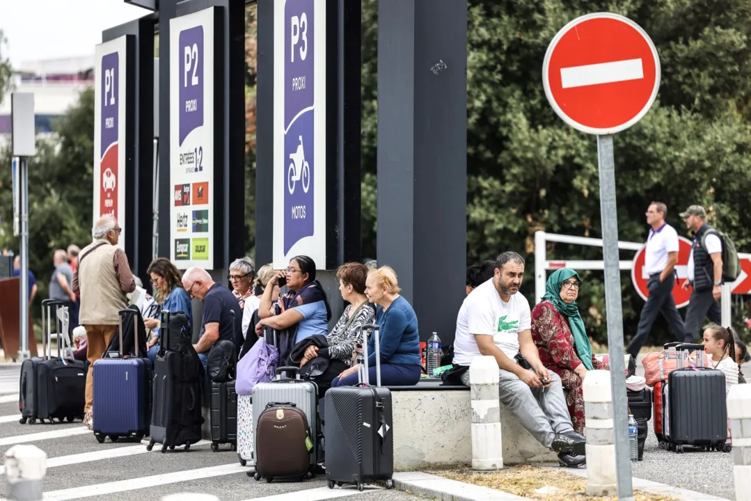 Durante a manhã, seis aeroportos foram evacuados por "ameaças de atentados"