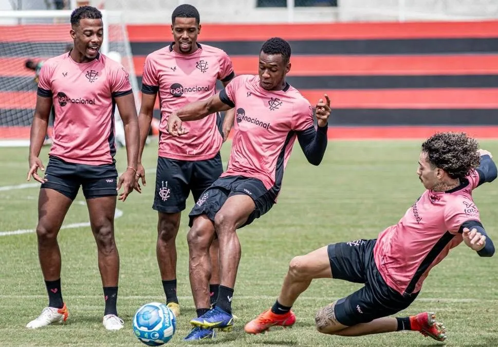 Vitória realiza último treino da semana