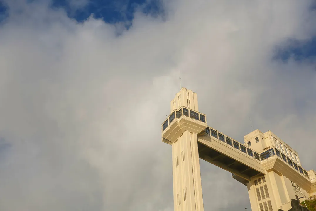 O Elevador, atualmente, consiste em duas torres: uma de 1873, e a outra construída em 1927