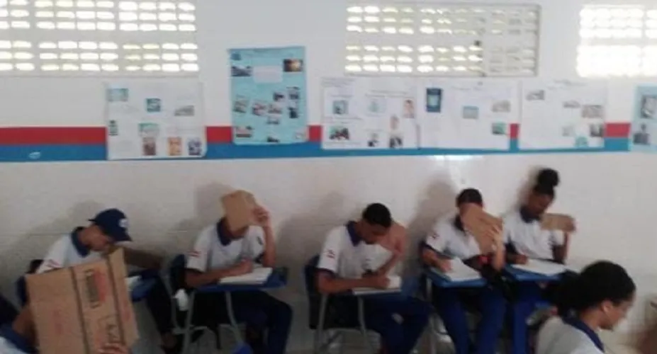 Alunos da escola municipal Paulo José, sofrem com a falta de ventiladores em sala de aula e usam papelão para se abanarem