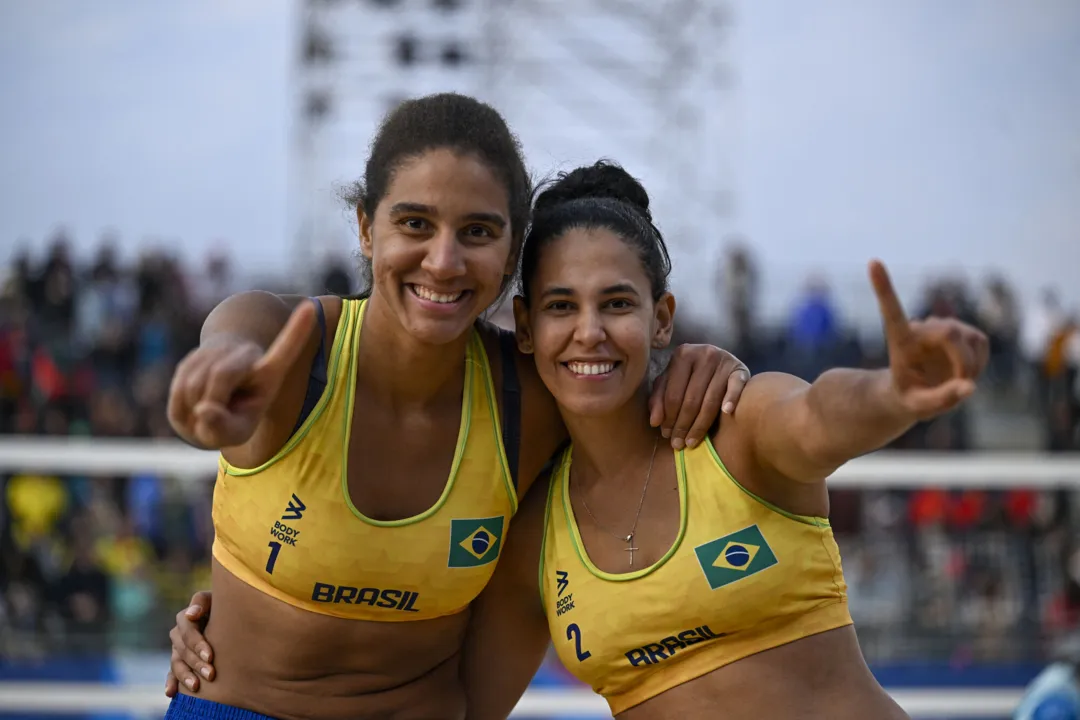 Brazil's Ana Patricia Silva Ramos (L) and Eduarda Santos Lisboa celebrate after winning in the women's teams finals for the gold medal beach volleyball event between Canada and Brazil during the Pan American Games Santiago 2023 at the Beach Volleyball Centre in Santiago on October 27, 2023. (Photo by MAURO PIMENTEL / AFP)