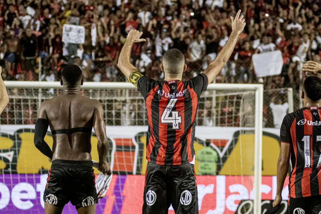 Zagueiro Wagner Leonardo comemora vitória sobre o Tombense com a torcida